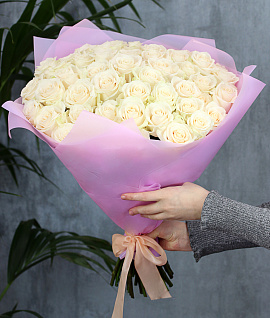 Букет из 51 белой розы premium 50-60 см (Эквадор) в модной упаковке
