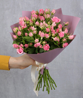Букет из 15 розовых кустовых роз 40 см (Кения) в стильной упаковке